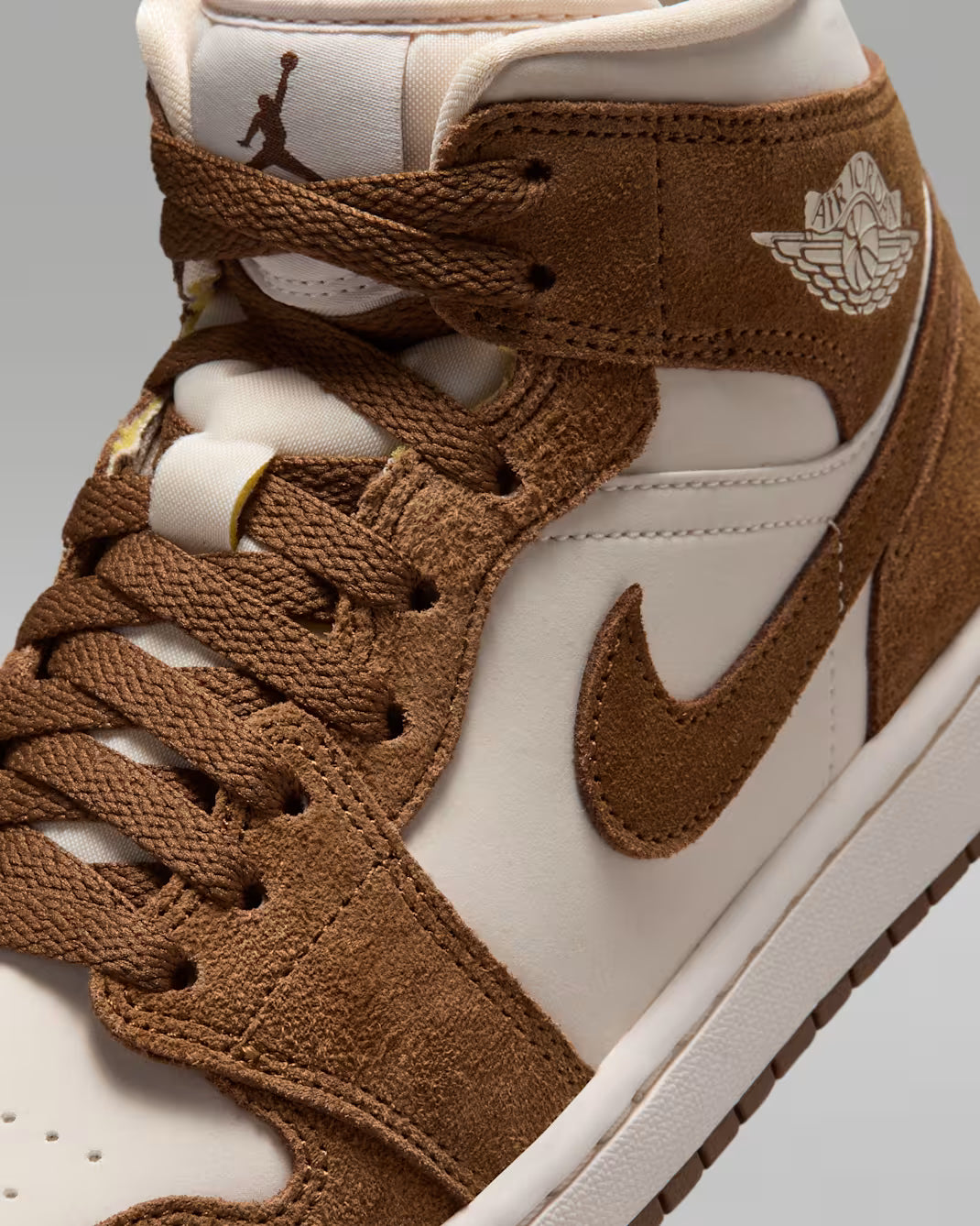Women's Air Jordan 1 Mid Light British Tan/Chalk BQ6472-203